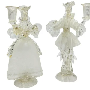 Coppia di candelieri in vetro di Murano, figurine goldoniane, Italia, anni '80