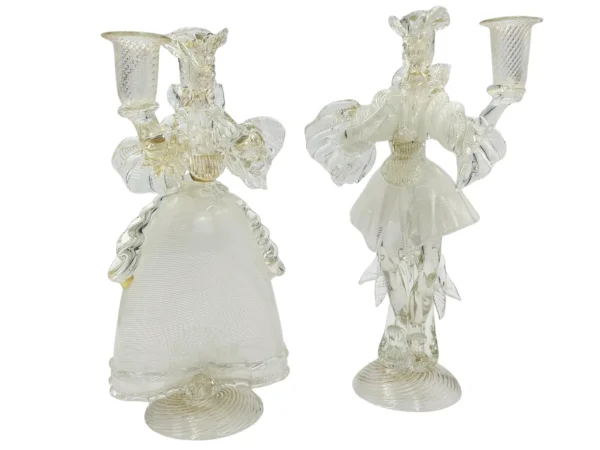 Coppia di candelieri in vetro di Murano, figurine goldoniane, Italia, anni '80
